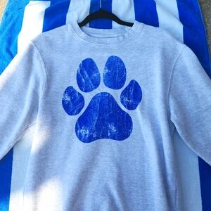 A cozy sweatshirt from quality vintage wears size small. So cute 😍